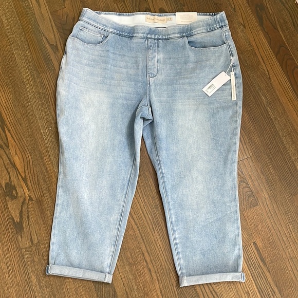 Soft Surroundings The Ultimate Denim Pull-On Crop Jeans in everwash straight leg - Picture 11 of 15